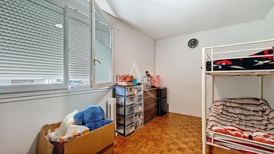 Kinderzimmer; holzboden, tageslicht