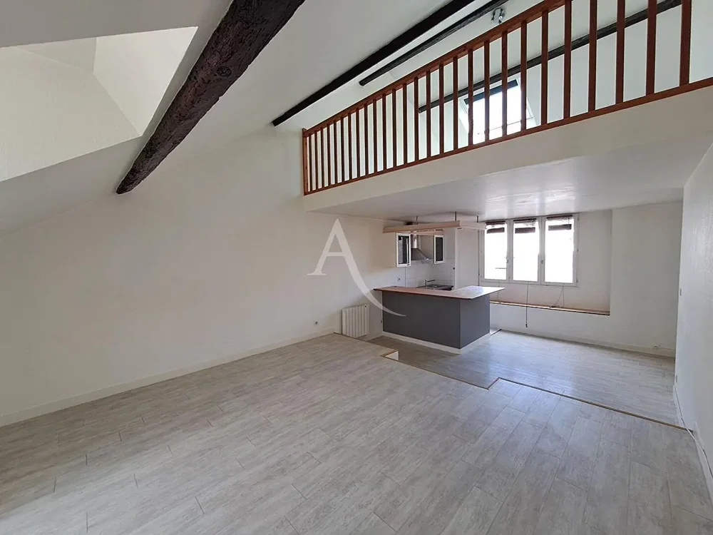 Salon; carrelage, hauteur sous plafond, poutres en bois, lumière naturelle