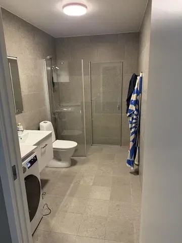 Kupaonica; pločice, prirodno svjetlo