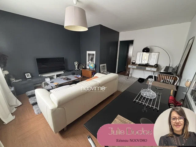 Living room; natural light, wood floor, modern style