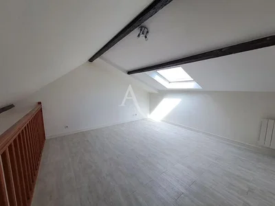 Chambre d'enfant; lumière naturelle, poutres en bois, carrelage