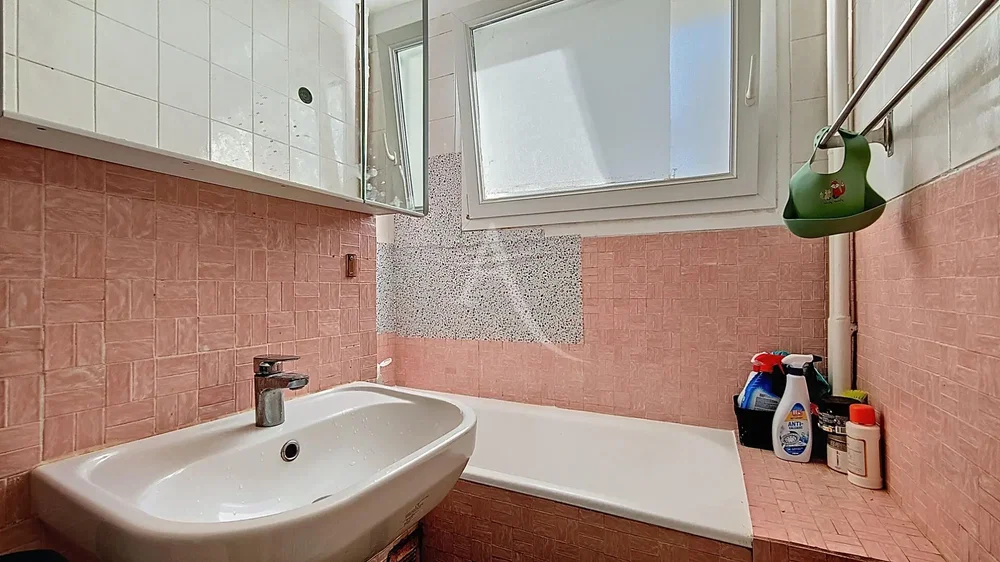 Badezimmer; fliesenboden, renovierungsbedürftig, tageslicht