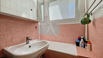 Badezimmer; fliesenboden, renovierungsbedürftig, tageslicht