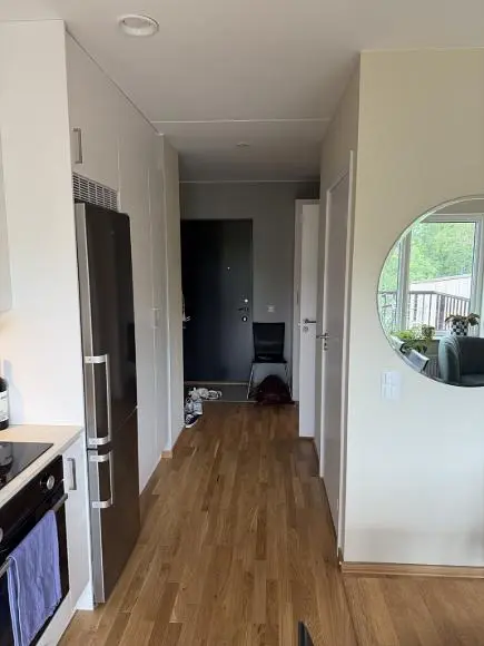 Kuhinja; kuhinjski aparati, drveni pod, prirodno svjetlo