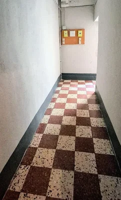 Sonstiges; fliesenboden, renovierungsbedürftig