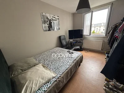 Chambre; lumière naturelle, parquet, nécessite rénovation