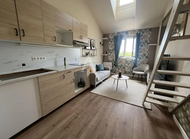 Kitchen; kitchen appliances, wood floor, natural light