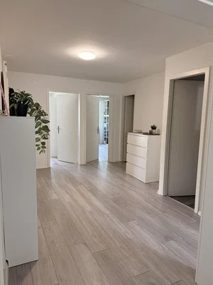 Salón; luz natural, suelo de baldosas
