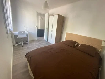 Spavaća soba; prirodno svjetlo, drveni pod