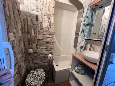 Banyo; fayans zemin, doğal ışık