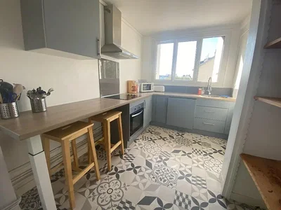 Kuhinja; kuhinjski aparati, pločice, prirodno svjetlo