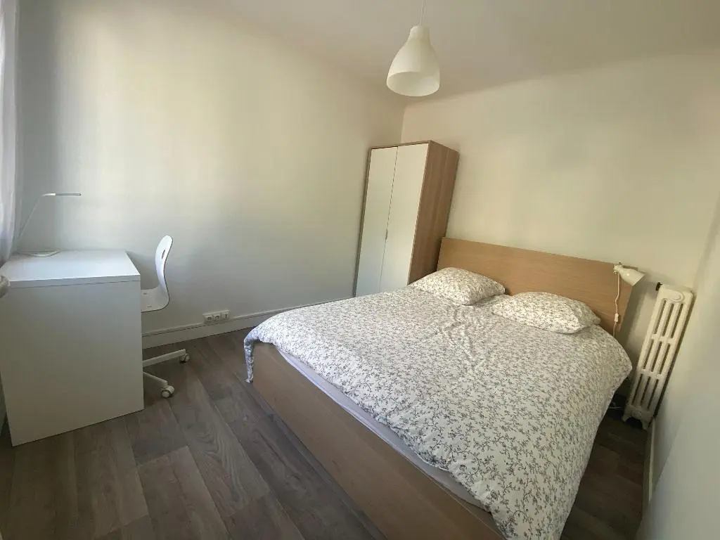 Spavaća soba; drveni pod, prirodno svjetlo
