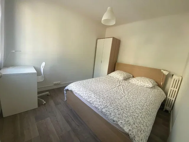 Spavaća soba; drveni pod, prirodno svjetlo