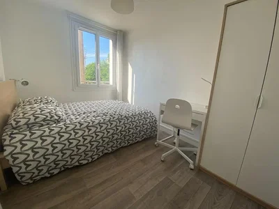 Spavaća soba; drveni pod, prirodno svjetlo