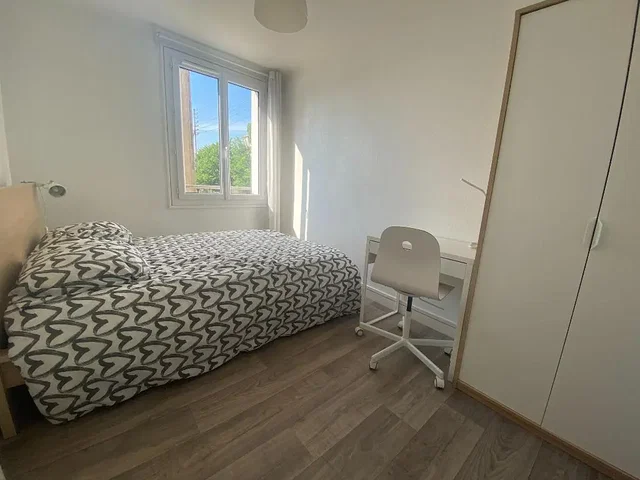 Spavaća soba; drveni pod, prirodno svjetlo