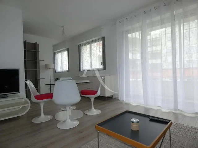 Dnevna soba; prirodno svjetlo, moderni stil, drveni pod