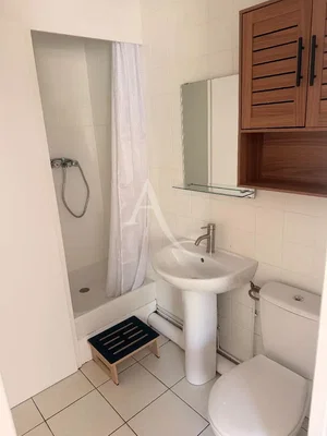 Toilette; fliesenboden, renoviert, tageslicht