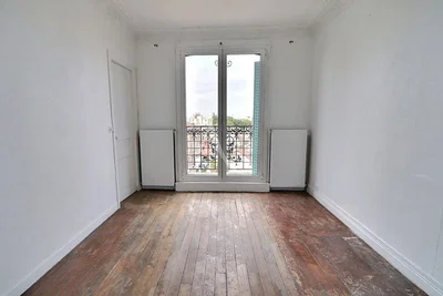 Spavaća soba; drveni pod, prirodno svjetlo, potrebna renovacija