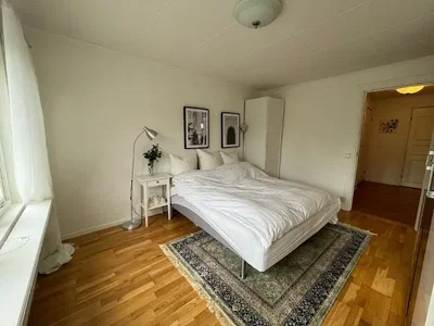 Spavaća soba; drveni pod, prirodno svjetlo