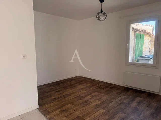 Schlafzimmer; holzboden, tageslicht
