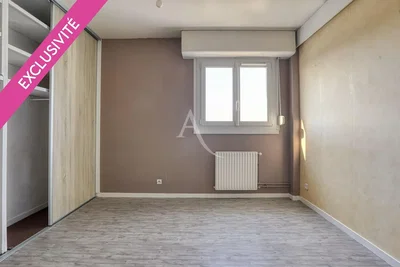 Spavaća soba; prirodno svjetlo, potrebna renovacija, drveni pod