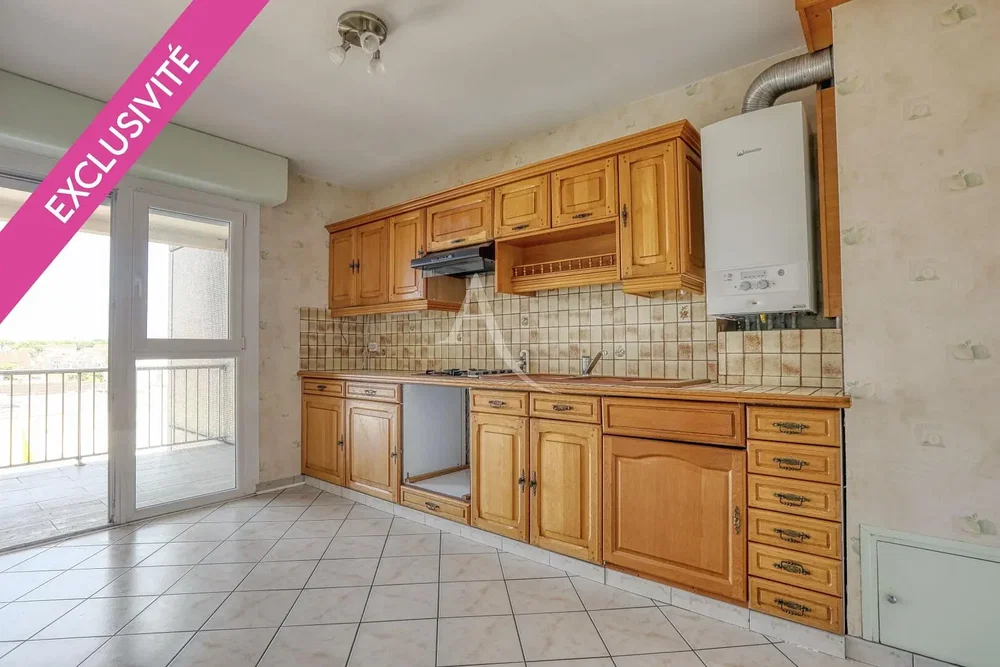 Kuhinja; pločice, potrebna renovacija, prirodno svjetlo