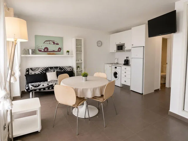 Salón; suelo de baldosas, luz natural, electrodomésticos