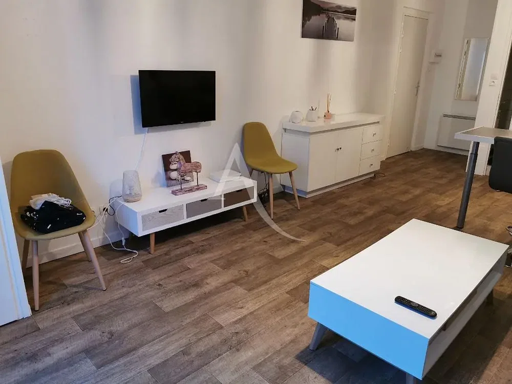 Dnevna soba; drveni pod, prirodno svjetlo