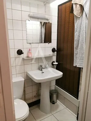 Toalet; pločice, potrebna renovacija