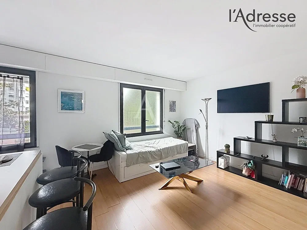 Soggiorno; luce naturale, pavimento in piastrelle, stile moderno