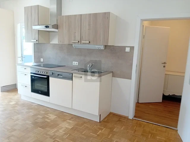 Kuhinja; kuhinjski aparati, pločice, prirodno svjetlo