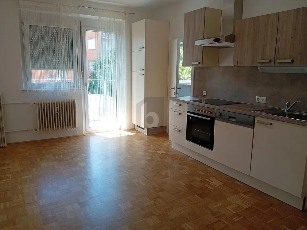 Kuhinja; kuhinjski aparati, pločice, prirodno svjetlo, moderni stil