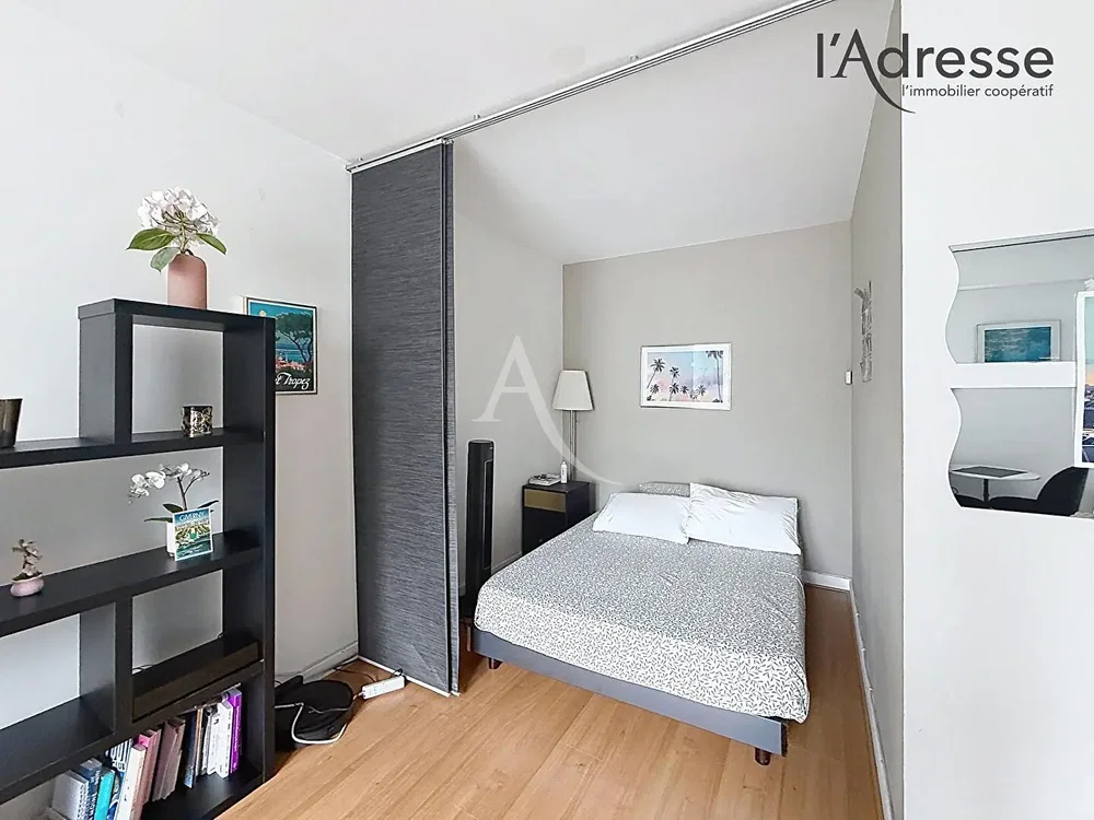 Camera da letto; pavimento in legno, luce naturale