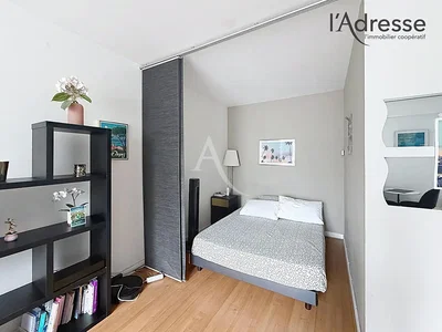 Camera da letto; pavimento in legno, luce naturale