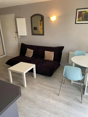 Salon; carrelage, lumière naturelle, style moderne