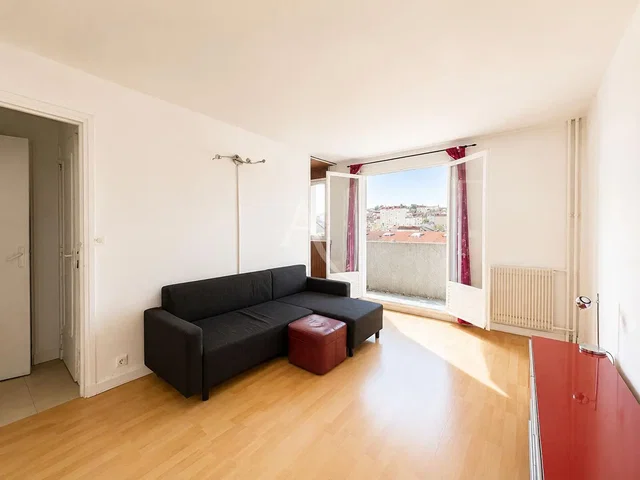 Living room; wood floor, view, natural light