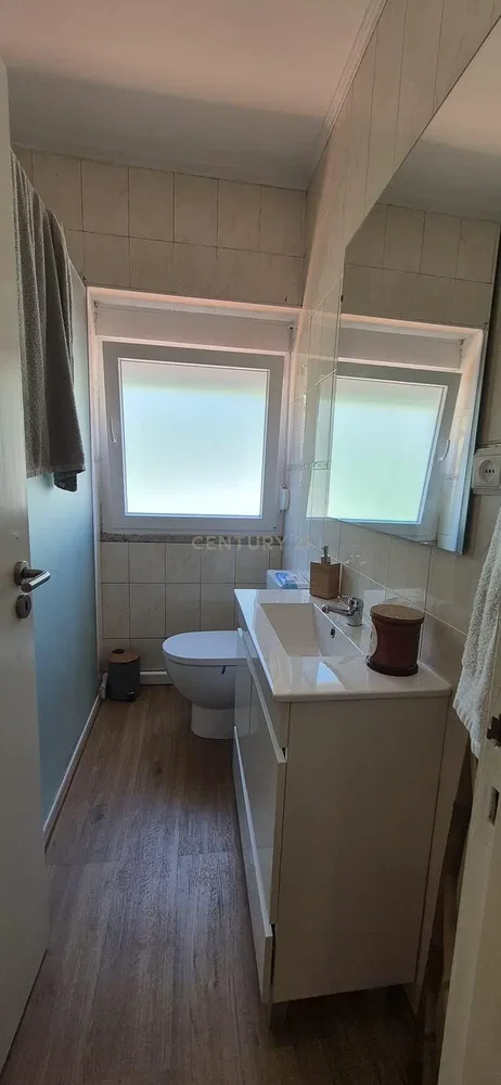 Banyo; ahşap zemin, doğal ışık