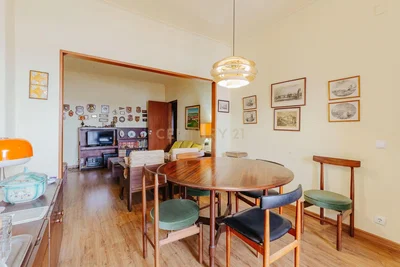 Dnevna soba; drveni pod, prirodno svjetlo