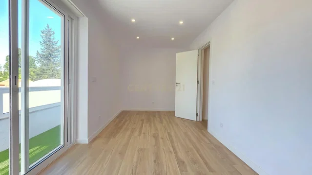 Dormitorio; suelo de madera, luz natural