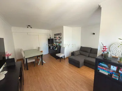Obývací pokoj; dřevěná podlaha, přirozené světlo