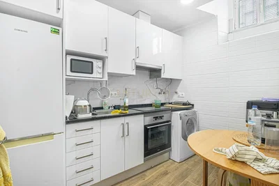 Cocina; electrodomésticos, suelo de madera, luz natural