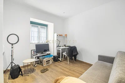Salón; suelo de madera, luz natural