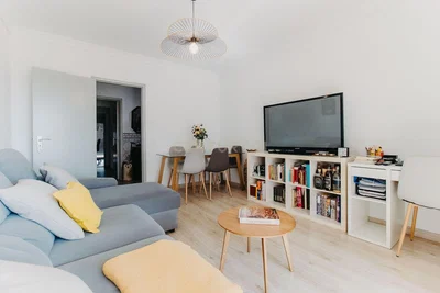 Salon; lumière naturelle, parquet, style moderne