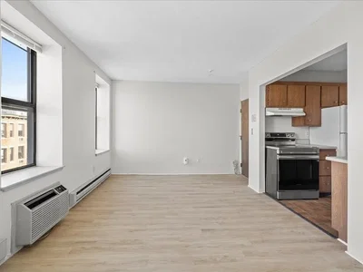 Salon; parquet, lumière naturelle, électroménager