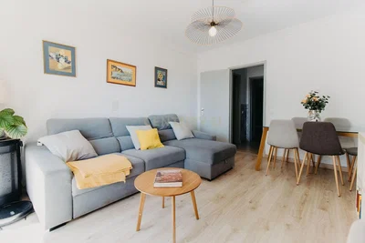 Salon; parquet, lumière naturelle, style moderne