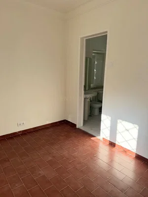 Spavaća soba; pločice, prirodno svjetlo