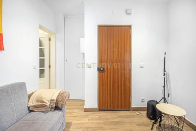 Salón; suelo de madera, luz natural