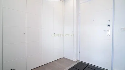 Гардероба; дрвени под, реновиран, природно светло