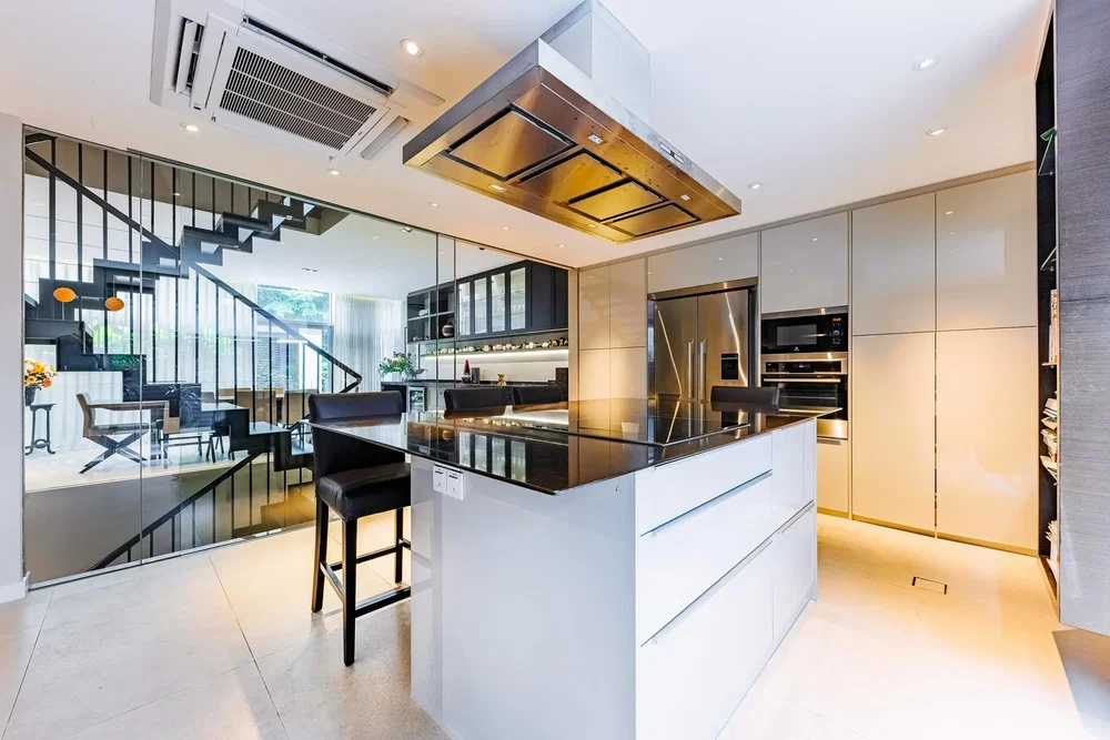 Cocina; electrodomésticos, suelo de madera, suelo de baldosas, techos altos, renovado, luz natural