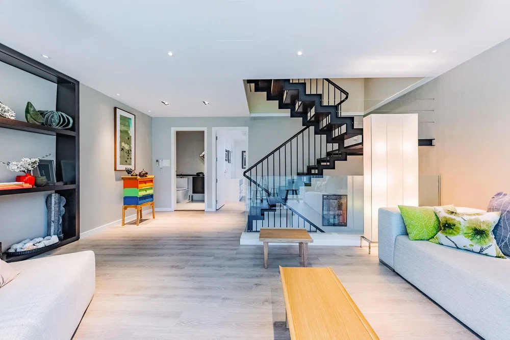 Salón; suelo de madera, luz natural, estilo moderno